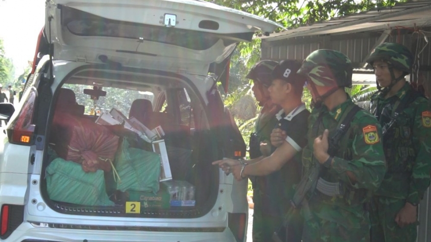 Bắt quả tang đối tượng vận chuyển 3.000 bao thuốc lá lậu